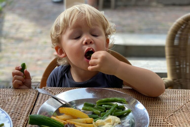 How to get kids to eat their vegetables: Hacks from real parents Toddler eating vegetables