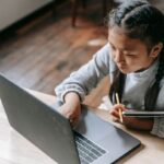 Kid using critical thinking skills online