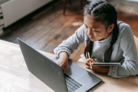 Kid using critical thinking skills online