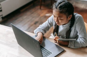 Kid using critical thinking skills online