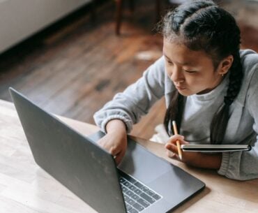 Kid using critical thinking skills online
